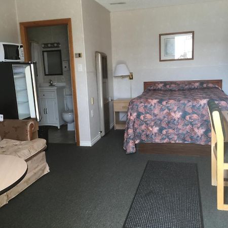 Winkys Motel Estevan Exterior foto