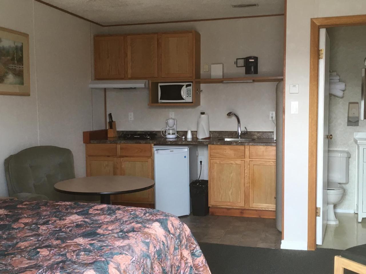 Winkys Motel Estevan Exterior foto
